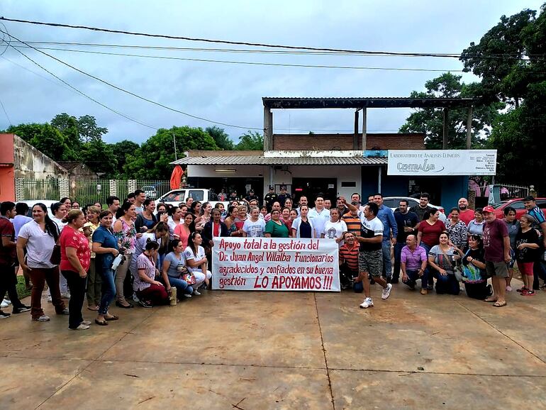 Partidarios del director del hospital de Coronel Bogado se manifiestan este jueves.
