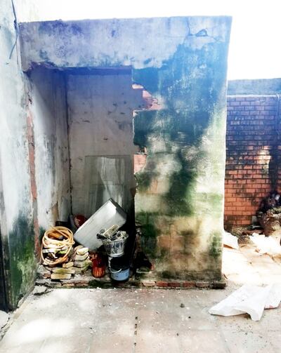 Basuras acumuladas, paredes llenas de humedad y moho. Así se encuentra el predio al que fueron trasladados.