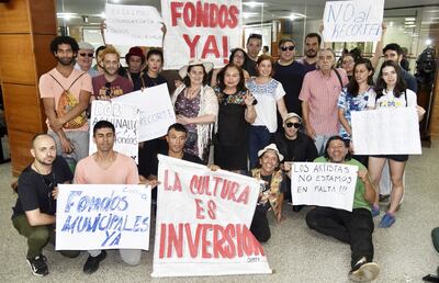 Artistas se presentaron a la sesión de la Junta con pancartas y protestaron pidiendo que se  realice la convocatoria y se entreguen los fondos para las obras.