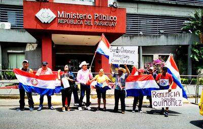 Un pequeño grupo de manifestantes frente al Ministerio Público solicitó la renuncia de la fiscala general del Estado Sandra Quiñónez, por su pasividad ante las denuncias de corrupción.