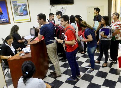 Cientos de interesados en los cursos de inglés para principiantes acudieron ayer al ISI para inscribirse.