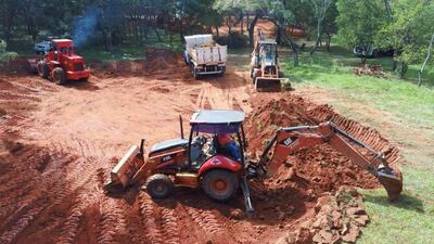 Maquinaria de la Gobernación trabaja en el movimiento de suelo en el predio donde se construirá el hospital de contingencia.