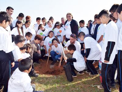 Los niños y  voluntarios del Koica plantan   en forma simbólica el primero de los 100 arbolitos  nativos en la plaza Villa Jardín.