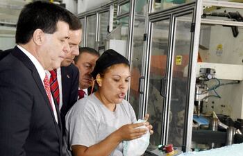 el-presidente-horacio-cartes-recibe-explicaciones-en-la-inauguracion-de-hipasa-fabrica-de-panales-desechables--203204000000-1581430.jpg