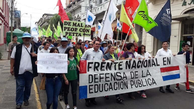 Protesta de funcionarios del Ministerio de Hacienda y de docentes en el microcentro de Asunción.