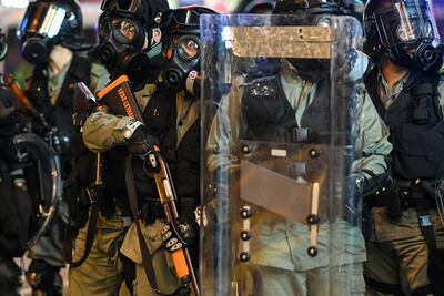 Policía antidisturbios cerca de la estación de policía Mong, en Hong Kong.