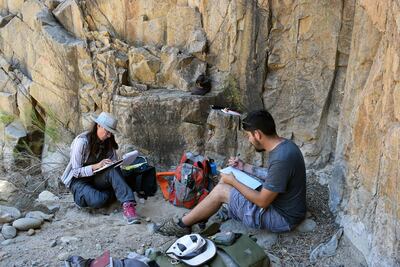 Los investigadores trabajan en sitios donde hallaron pinturas rupestres en el municipio de Ensenada es el estado de Baja California (México).