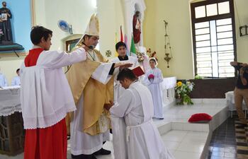 por-medio-de-la-imposicion-de-manos-el-obispo-del-vicariato-apostolico-del-chaco-paraguayo-monsenor-gabriel-escobar-consagra-diacono-a-jose-villalb-204621000000-1631851.jpg