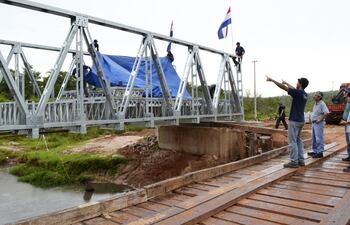 maquinaria-del-mopc-y-obreros-del-consorcio-jahasapa-trabajan-en-el-montaje-del-puente-de-metal-sobre-el-arroyo-ybycui-de-curuguaty--234644000000-1528006.jpg