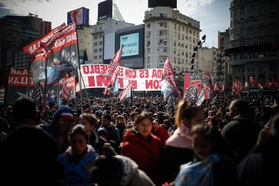 Cientos de personas se movilizaron este jueves contra el gobierno de Mauricio Macri por la crisis económica en Buenos Aires.
