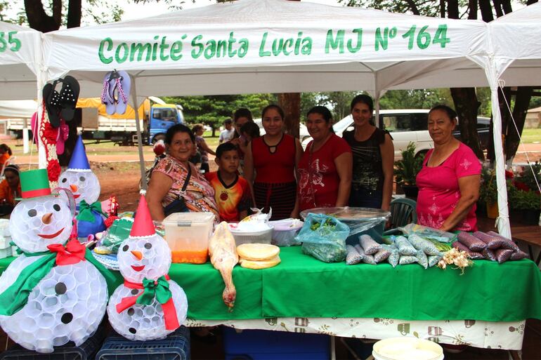 Los expositores ofrecen productos frescos.