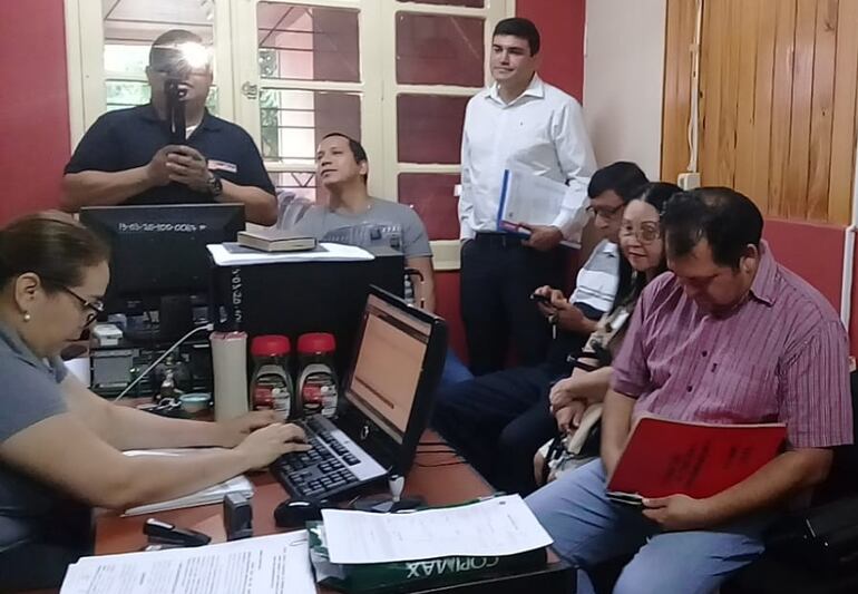 Momento en que los ediles presentan la denuncia penal ante la Fiscalía de Hernandarias.