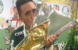lucas-barrios-con-el-trofeo--00100000000-1527678.jpg