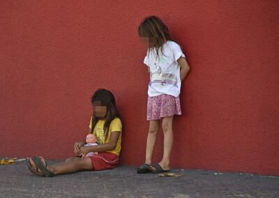 Inocencia interrumpida. Dos niñas en situación de calle en Ygatimí y Colón, mezclan los juegos con la mendicidad.