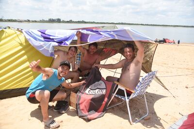Los argentinos intentan como pueden cuidarse del sol en la Costanera.