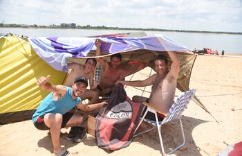 Los argentinos intentan como pueden cuidarse del sol en la Costanera.