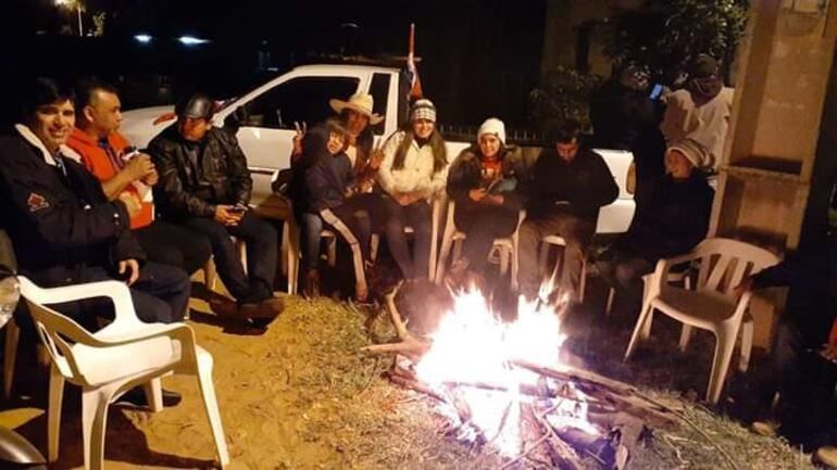 Manifestantes, pese al frío, se mantuvieron en vigilia durante el tratamiento del proyecto "Ñane Energía" en el Senado.