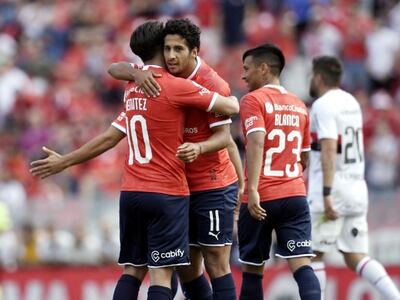 El festejo de Cecilio Domínguez con Martín Benítez (10), anoche ante Newells. (@Independiente )