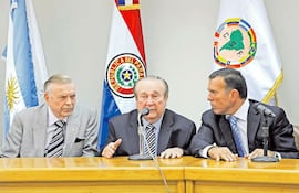 el-doctor-nicolas-leoz-en-la-rueda-de-prensa-a-la-que-convoco-ayer-en-la-sede-de-la-conmebol-leoz-aparece-junto-a-jose-maria-marin-titular-de-la-cbf-233236000000-543660.jpg