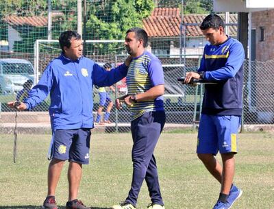 Carlos Recalde (c), director técnico del Deportivo Capiatá.