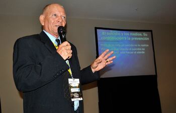 el-fundador-de-la-seccion-de-suicidiologia-de-la-asociacion-mundial-de-psiquiatria-prof-dr-sergio-perez-barrero-cuando-daba-su-conferencia-en-salo-214701000000-1368812.jpg