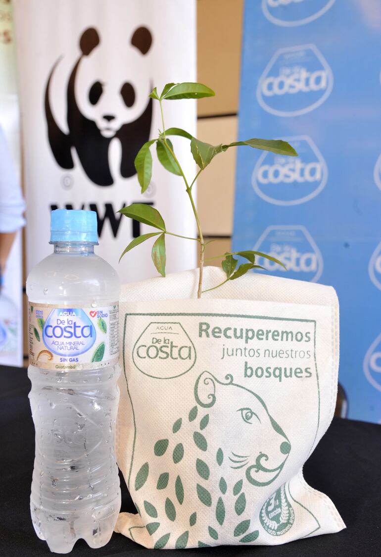 Campaña de reforestación de agua De la Costa.