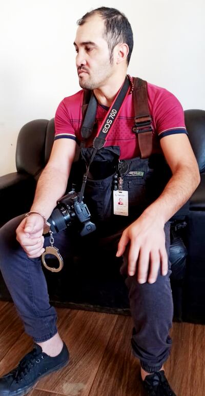 Gustavo Galeano, el fotógrafo de prensa esposado y agredido.