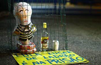 lula-lugar-del-ladron-es-la-prision-reza-el-cartel-expuesto-en-una-manifestacion-contra-la-corrupcion-en-el-brasil-bajo-el-gobierno-de-lula-da-si-230044000000-1701031.jpg
