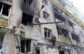 trabajadores-participan-en-las-labores-de-reconstruccion-de-un-edificio-destrozado-tras-los-bombardeos-de-la-pasada-noche-en-donetsk-ucrania-efe-192621000000-1153720.jpg