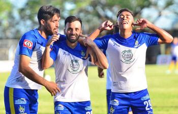 Luis Rodríguez (c), paraguayo que juega en el fútbol de El Salvador.