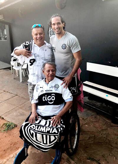 En el día de su cumpleaños 76 (el pasado 13 de diciembre), don Fulgencio “Paco” Colina cumplió el sueño de conocer a su ídolo, Roque Santa Cruz, en un emotivo encuentro en la Villa Olimpia.