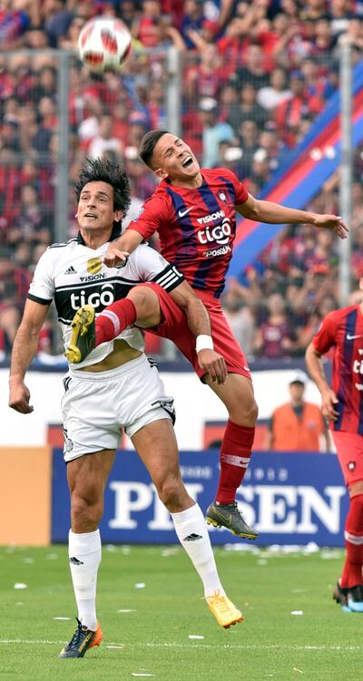 Dos generaciones distintas que fueron protagonistas ayer de una nueva versión del clásico del fútbol paraguayo. Roque Santa Cruz (el viernes cumplió 38 años de edad) y el juvenil azulgrana Alan Rodríguez (19) se cruzan en el duelo aéreo en busca de la pelota.