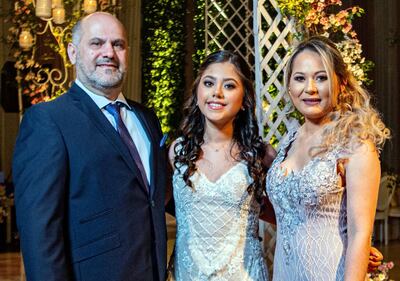 La quinceañera junto a sus padres Gustavo Sosa y Carolina Espínola.