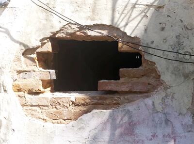 El boquete que hicieron los presos en uno de los calabozos de una comisaría de Mariano Roque Alonso para fugarse.