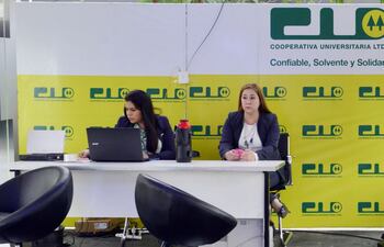 funcionarias-de-la-cooperativa-universitaria-estan-en-la-feria-aguardando-por-sus-asociados-para-brindar-asesoramiento-y-facilitar-la-obtencion-del-cr-200039000000-1838076.jpg