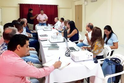 Primera reunión del Consejo de Desarrollo Departamental-Boquerón (CDDB), en la sede de la gobernación de Boquerón. El gobernador Darío Medina se dirige a los presentes.