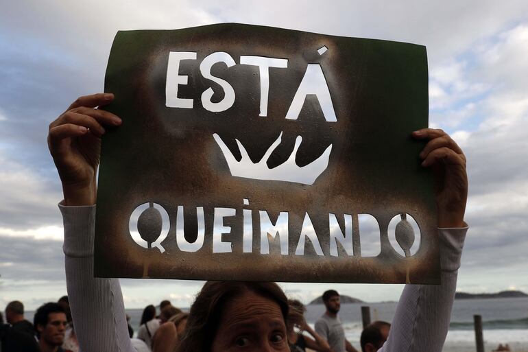 Miles de personas entre las que se cuentan artistas, políticos e intelectuales marchan este domingo en favor de la Amazonía y contra el presidente brasileño Jair Bolsonaro en la playa de Ipanema, Río de Janeiro (Brasil).
