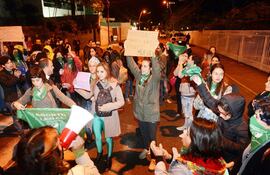 unas-60-personas-se-manifestaron-anoche-frente-a-la-embajada-de-argentina-por-la-legalizacion-del-aborto--00320000000-1721994.jpg