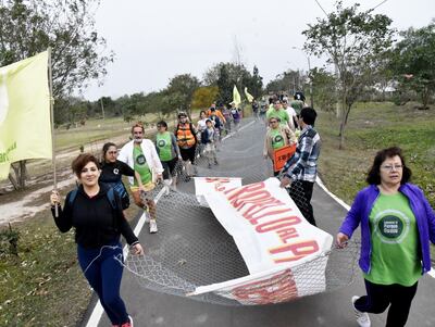 Ambientalistas, ciclistas y amigos del Parque Guasu participaron de la manifestación ayer de tarde.