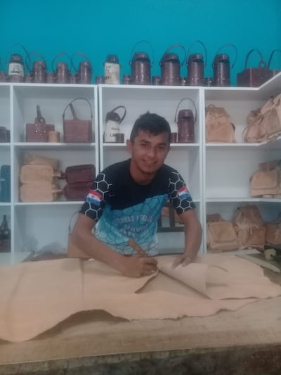 Rodrigo Fernández (20) vende equipos de nuestra tradicional bebida con el objetivo de ayudar a su familia y llegar a su meta de ser policía.