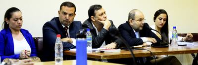 Gabriela Quintana (i), el abogado Andrés Casati, el condenado Víctor Bogado (cartista), el abogado Óscar Latorre y una asistente.