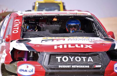 Alonso y su copiloto dentro del auto visiblemente dañado.