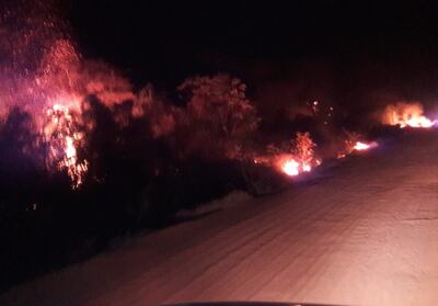 El fuego se propagó anoche en las áreas boscosas situadas a la vera de una ruta en el distrito de Santa Rosa del Aguaray.