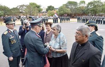 la-viuda-del-dr-samudio-recibio-ayer-la-distincion-postuma-que-le-entregaron-durante-un-acto-en-el-hospital-militar-con-motivo-del-dia-de-la-sanidad-192955000000-1380915.jpg