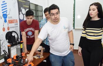 eric-sendoa-leandro-crespin-pablo-medina-profesor-y-melanie-pistoruis-muestran-el-prototipo-elaborado--205452000000-1732432.jpg
