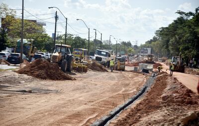 Obreros del Consorcio D-R trabajando en el carril de entrada a Asunción, de la avenida Primer Presidente. La clausura parcial durará hasta que concluya totalmente el viaducto zona Botánico.