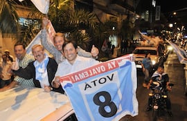 carlos-soler-miguel-carrizosa-arsenio-ocampos-y-sebastian-acha-anoche-frente-al-panteon-en-el-cierre-de-campana-del-ppq--230242000000-541019.jpg