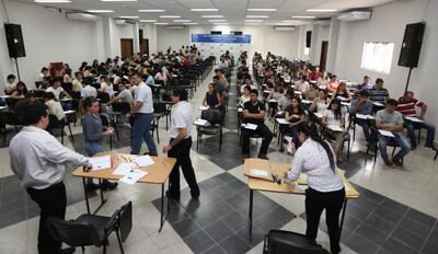 Autoridades de Itaipú destacaron la alta participación de profesionales en el examen del concurso público que se toma desde 2014. Ahora viene el examen médico, psicotécnico y la entrevista.
