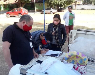 Los integrantes de la comitiva anotan las evidencias incautadas.