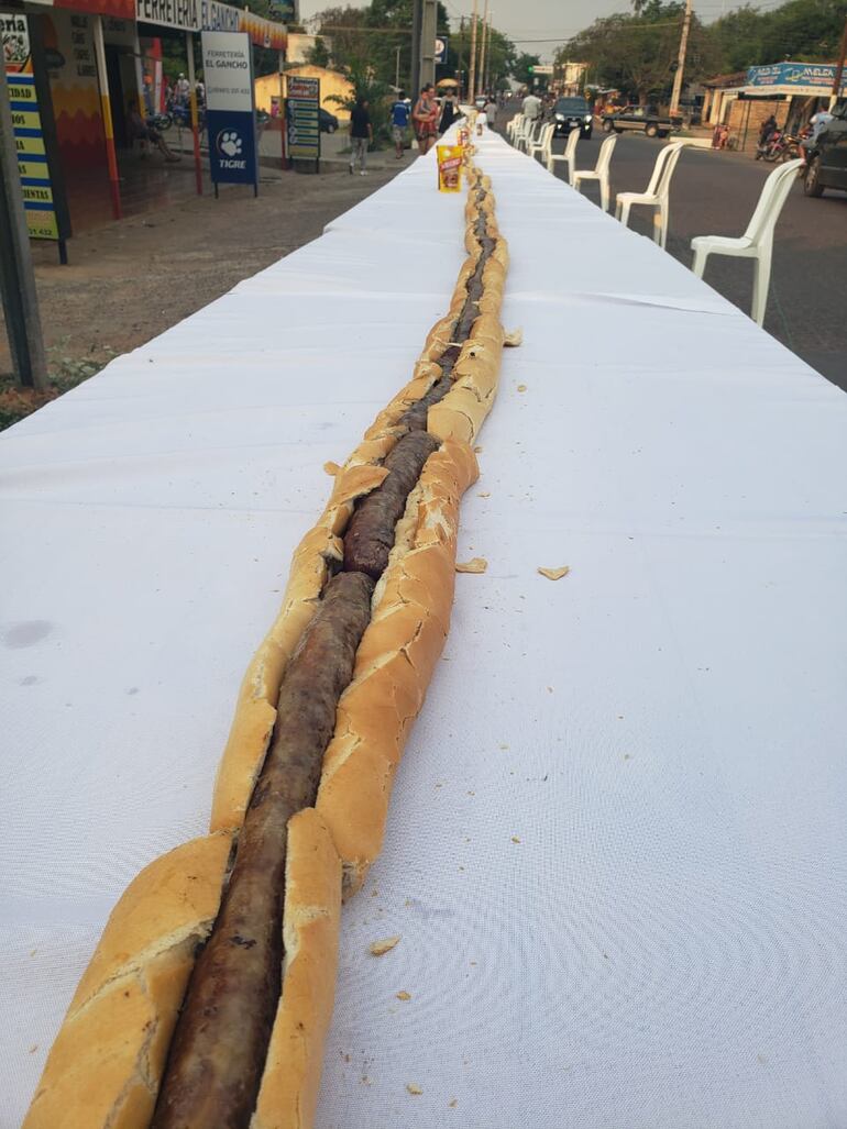 El gigantesco choripan en proceso de preparación.